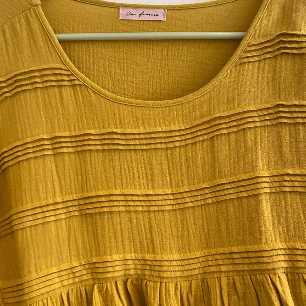 *NWOT* RUFFLE BLOUSE - Picture 3 of 4